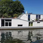 Megalight2 Båthotell 3*