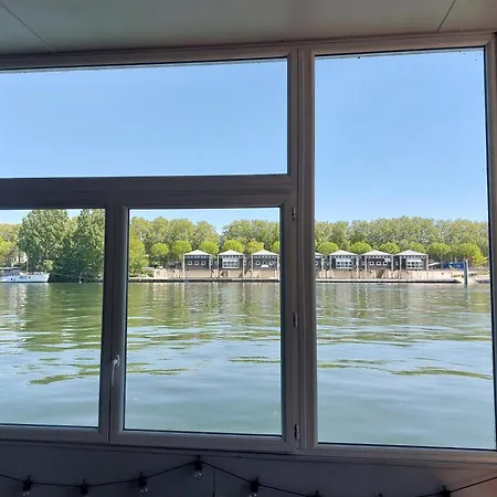 Botel Bed And Breakfast Megalight2 3*